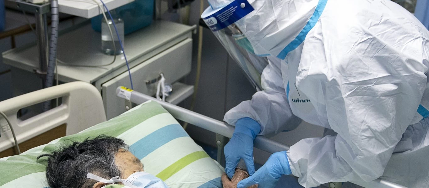 Ουχάν - Συγκλονιστικό βίντεο: Η ώρα που νοσηλευτές ανακαλύπτουν πως ασθενής έχει μόλις πεθάνει από τον κοροναϊό